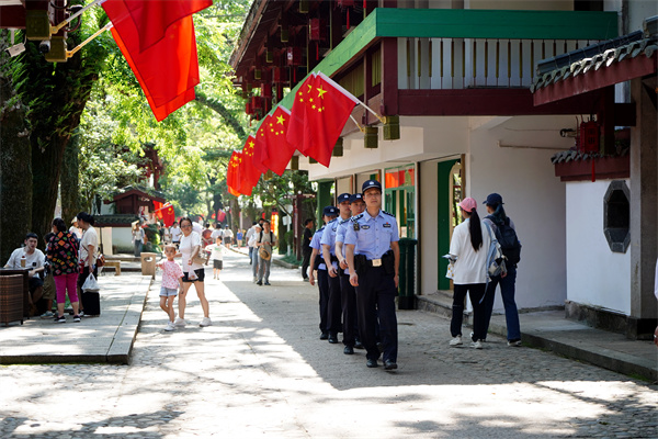 武夷山市公安局景區派出所:打造最美旅游“楓”景